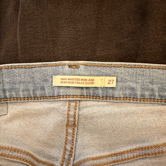 Levi High Wasited Mom Jean 💗💗 - Picture 3 of 3